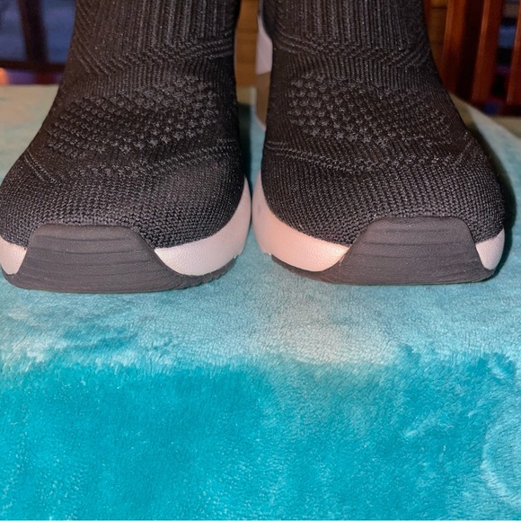 Sketchers Sneakers! - Picture 4 of 10